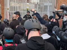 A polícia empurrou os manifestantes das instalações do ICE de Portland depois que a multidão invadiu o portão da frente