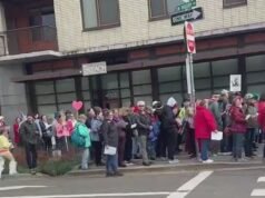 Centenas de pessoas protestaram na ‘Resistência Singh’ fora das instalações do ICE após a decisão do tribunal