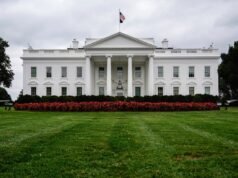 Uma van passa por cima de uma barricada perto da Casa Branca