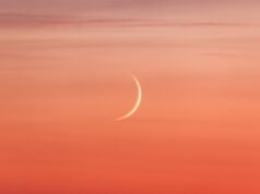 Uma das luas visíveis mais jovens do ano aparece ao lado de Vênus em 19 de março