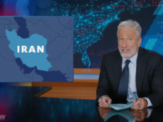 Jon Stewart critica a abordagem arrogante de Trump na guerra com o Irã
