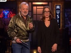Tina Fey é a primeira apresentadora do ‘SNL UK’, dizendo ao público britânico que ela fez isso porque ‘nenhum de vocês teria feito’