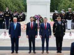 Sec. do Exército. Trump foi informado de que não queria ficar ao lado de uma funcionária negra