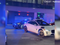 ASSISTIR: Waymo bloqueia socorristas durante tiroteio em Austin