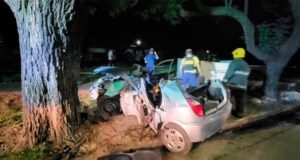 Choque: Um carro que transportava sete pessoas colidiu com uma árvore e duas morreram