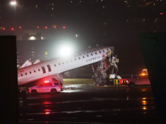 Avião colidiu com caminhão de bombeiros no aeroporto LaGuardia, em Nova York