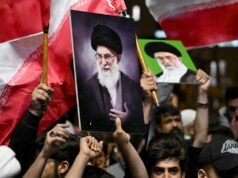 A teocracia do Irão enfrenta uma transição incerta após a morte de Khamenei