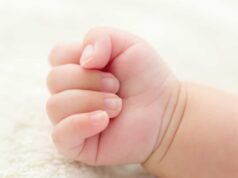 Bebê de 11 meses morreu sufocado enquanto sua mãe dava à luz no hospital