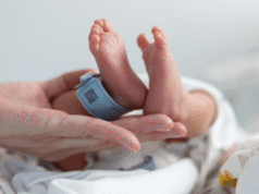 Uma mulher que faz sexo com gêmeos idênticos pode não saber quem é o pai da criança