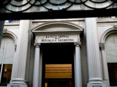 O banco central voltou a comprar dólares, mas as reservas terminaram a semana em baixa