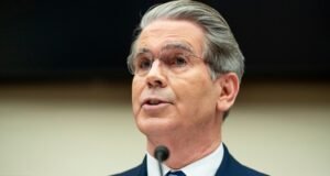 Bessent diz que alguns navios estão atravessando o Estreito de Ormuz