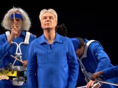 Assista David Byrne tocar “When We Are Singing” no Colbert