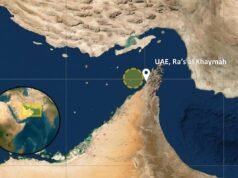 O exército britânico anunciou que um navio cargueiro atingido por uma bala no Estreito de Ormuz pegou fogo.