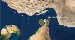 O exército britânico anunciou que um navio cargueiro atingido por uma bala no Estreito de Ormuz pegou fogo.