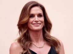 A supermodelo Cindy Crawford mergulha nua como parte de sua rotina matinal