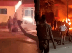 No vídeo, manifestantes cubanos atacaram o prédio do Partido Comunista, tiros foram ouvidos