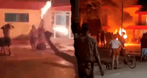 No vídeo, manifestantes cubanos atacaram o prédio do Partido Comunista, tiros foram ouvidos