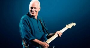 A lendária guitarra de David Gilmour quebrou recorde em leilão e é a mais cara da história