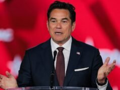 Dean Cain redobra sua decisão de se juntar ao ICE no discurso do CPAC