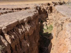 Veja a Terra se desintegrar em tempo real: imagens impressionantes capturam 2,5 metros de falha deslizando em segundos
