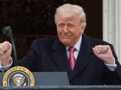 O nome de Trump nas notas americanas: “Beneficia aqueles que querem jogar com o orgulho do rei e fazer o jogo da corte”.