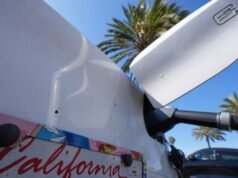 A administração Trump processa a Califórnia por emissões de veículos e regulamentações de gases de efeito estufa