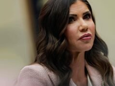 Donald Trump demite secretária de Segurança Interna, Kristi Noem