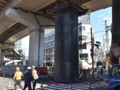 NAS FOTOS | “Saindo do chão”: um misterioso cilindro gigante atrapalha o trânsito no Japão