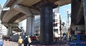 NAS FOTOS | “Saindo do chão”: um misterioso cilindro gigante atrapalha o trânsito no Japão