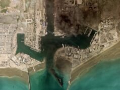 Incêndios na base naval iraniana mostrados em imagens de satélite após ataques EUA-Israel