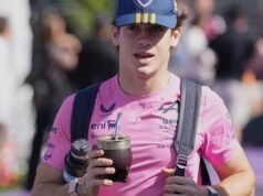 Boné e companheiro do Boca na mão: foi assim que Franco Colapinto chegou ao paddock do GP da Austrália