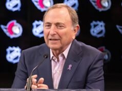 Gary Bettman defende o time masculino de hóquei dos EUA depois que Trump faz piadas sobre o time feminino