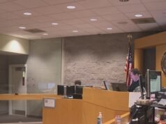 Um homem de Salem foi acusado de um acidente de corrida de rua que feriu uma mulher surda