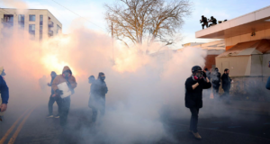 Juiz federal controla uso de gás lacrimogêneo por agentes em protestos no prédio do ICE em Portland