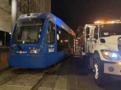 Um trem MAX descarrila após um acidente envolvendo um carro no centro de Portland