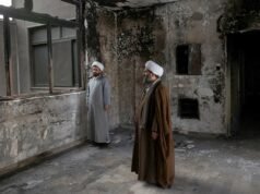 Um ataque aéreo supostamente atingiu um prédio de conferências em Qom para as negociações de sucessão planejadas