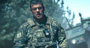 ‘War Gears’ Alan Ritchson e o diretor Patrick Hughes falam por que fizeram o filme de ação ‘como um filme de terror’ (entrevista)