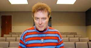 O atacante do Dead Kennedy, Jello Biafra, foi levado às pressas para o hospital após sofrer um derrame