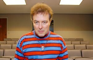 O atacante do Dead Kennedy, Jello Biafra, foi levado às pressas para o hospital após sofrer um derrame