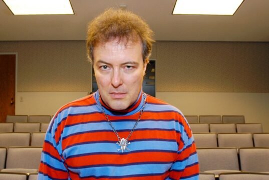 O atacante do Dead Kennedy, Jello Biafra, foi levado às pressas para o hospital após sofrer um derrame