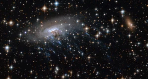 James Webb descobre uma galáxia com tentáculos no espaço profundo