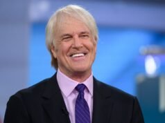 John Tesh estava vivo uma década depois de ser diagnosticado com câncer 18 meses depois, em 2015