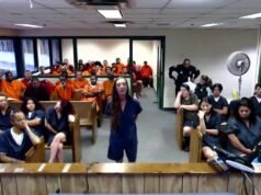 Mulher da Flórida ri no tribunal por acusações fatais de atropelamento e fuga