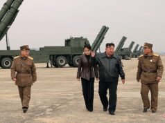 Kim Jong Un assistiu ao teste de armas da Coreia do Norte com a filha adolescente