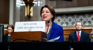 Klobuchar: A dissolução da Live Nation é a única maneira de tornar os eventos ao vivo acessíveis e competitivos