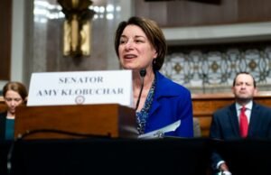 Klobuchar: A dissolução da Live Nation é a única maneira de tornar os eventos ao vivo acessíveis e competitivos