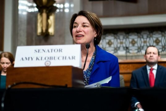 Klobuchar: A dissolução da Live Nation é a única maneira de tornar os eventos ao vivo acessíveis e competitivos