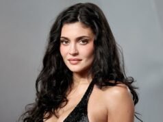 Kylie Jenner aproveita férias tropicais enquanto anuncia sua casa em Hidden Hills por US $ 20,25 milhões