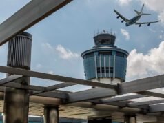 Um jato da Air Canada bate em um veículo, forçando o fechamento do Aeroporto LaGuardia, em Nova York