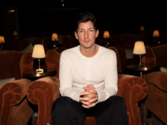 Preciso que Lee Knight, um amigo de Dorothy’s Feature, assine acordos de agente